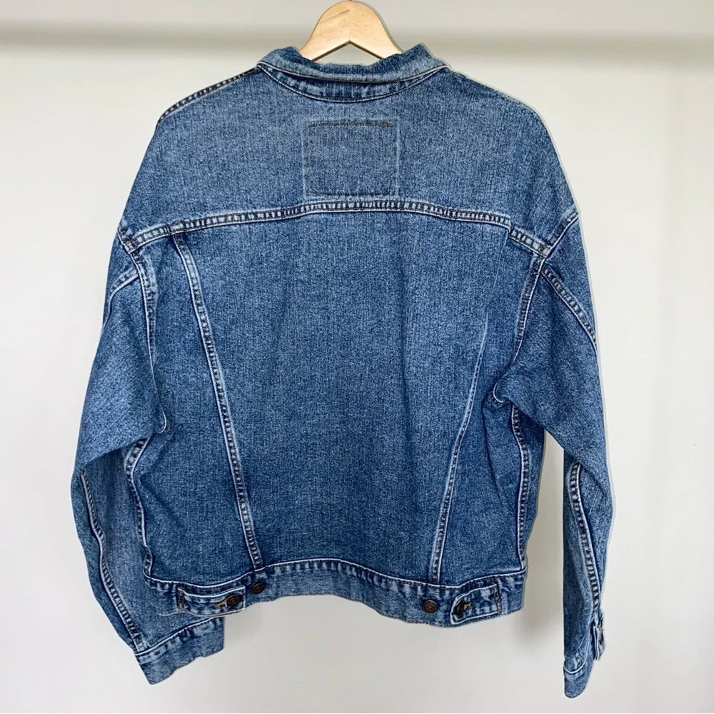 Vintage Levi’s medium-wash denim jacket. 💙 - Picture 4 of 6